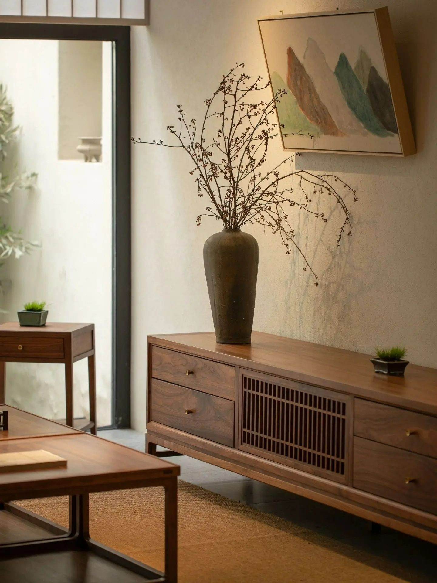 Blending ancient charm with modern, new Chinese furniture adds cultural soul to the home